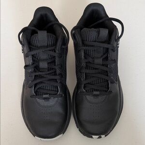Under Amour Boys Lockdown 7 Basketball Sneaker